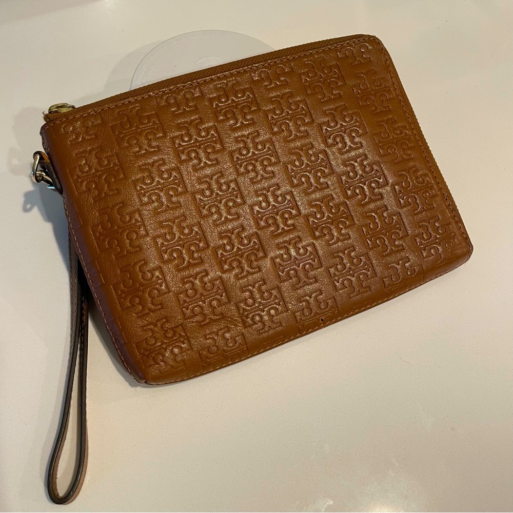 TORY BURCH Tan Logo Embossed Wristlet Clutch Bag! Zipper! Most phones fit - Picture 2 of 10